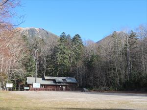 野営場の駐車場からの風景です。葉を落とした木々の間から雌阿寒岳と阿寒富士が見えやすくなりました。