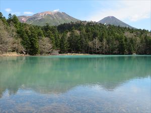 雌阿寒岳（左）と阿寒富士（右）、そしてオンネトーの春の風景です。