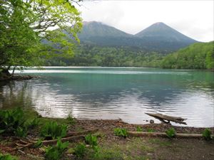 雌阿寒岳と阿寒富士は湖面に揺らいでいました。