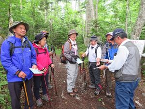 野営場側から雌阿寒岳に出発されるグループの方々