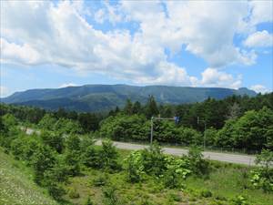 クマネシリ岳の頂上から左側に長い稜線