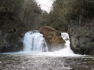 南クマネシリ岳に向かう林道の途中にある巨岩の滝です。