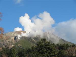 最近噴煙が多く見られる雌阿寒岳の頂上付近