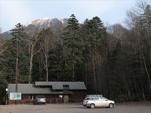 野営場駐車場から見る雌阿寒岳です。阿寒富士は右側にあり、木の陰に隠れて見えません。