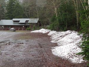 野営場の管理棟前の駐車場には、除雪で寄せられた雪がまだ残っていました。