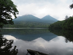 雌阿寒岳と阿寒富士が湖面