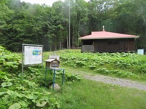 赤い屋根が印象的な北稜岳山小舎