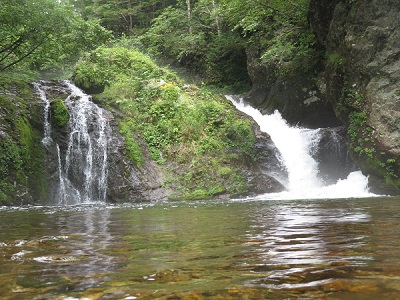 巨岩の滝