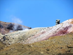 雌阿寒岳の噴煙と右側にはモアイ像のような岩が見えます