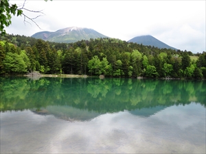 双岳が少しゆらいで湖面に映っていました