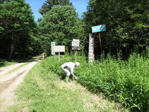 クマネシリ岳入り口にある、標識前の草刈りをしました。