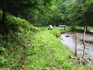 雨後滝山林道は一部狭くなっているところがあります。