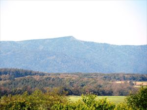 三角形のピークに、両側になだらかに広がる稜線が特徴の北稜岳です。