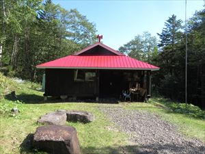 北稜岳山小舎の屋根の補修工事も終わり、赤い色がくっきりと自然の中に、映えていました。