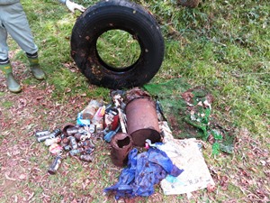 先日、白藤の滝駐車場にあった不法投棄ゴミの回収作業をしたばかりですが、今度は別の場所でも不法投棄ゴミを発見しました。