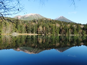 快晴の空の青と雌阿寒岳と阿寒富士が湖面に映り、今年最後の巡視の日に嬉しい一日