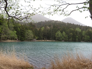 今日のオンネトーは、北海道が黄砂に覆われたため、全体に煙った感じでした。