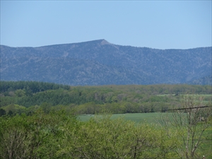 北稜岳の三角形のピークはくっきりと見ることができ、空は雲一つない快晴でした。