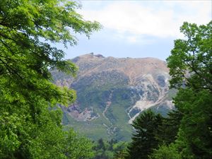 雌阿寒温泉・オンネト－に向かう道の途中で見える雌阿寒岳です。