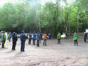 雨が心配される中、足寄町、足寄町観光協会、環境省、当森林管理署等、関係機関の皆様と一般参加者を含め、約50名の参加により雌阿寒岳安全祈願祭が開催されました。