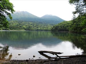 不安定な天候で、雌阿寒岳と阿寒富士が湖面にくっきりと映る風景を見られることが少なくなってきました。