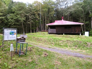 赤い屋根の北陵岳小舎と手前に見えるのが入林届ポストです。