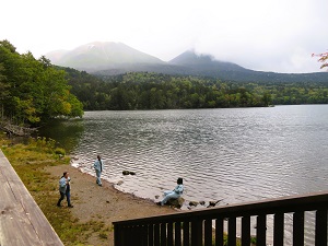 小雨も降ったこの日は少し肌寒い気温でしたが、湖に降りて水を触って感触を楽しんでいました。