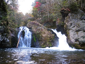 林道の途中にある「巨岩の滝」です。