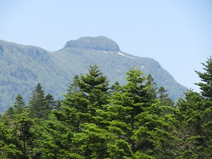 特異な形状のクマネシリ岳の頂上