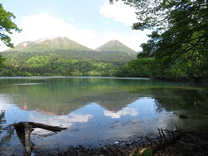 湖面に映る雌阿寒岳と阿寒富士