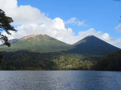 阿寒富士と雌阿寒岳の様子