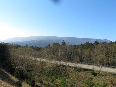 頂上から長い稜線の伸びているクマネシリ岳の様子