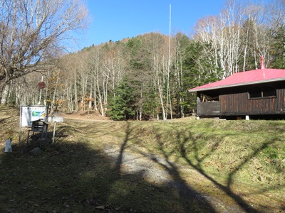 北稜岳山小舎と入林届ポスト