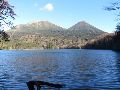 紅葉が終わりを迎えたオンネトーの様子