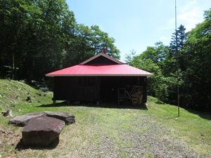 赤い屋根の北稜岳小舎