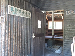 小舎入口から見えるストーブ