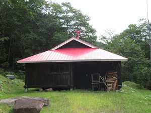 赤い屋根の北稜岳小舎