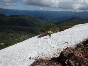 ガレ場の雪割り