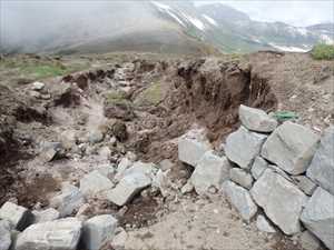 間宮岳から中岳への歩道が崩落