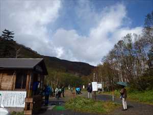 登山者と観光客で賑わう事務所前