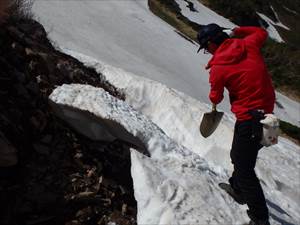 雪の下が空洞になっており、踏み抜きの危険性がある箇所の雪庇を崩しました。