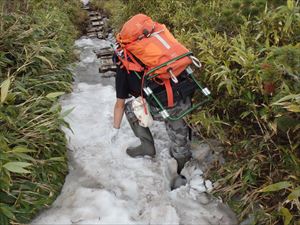 雪渓の踏み抜きには十分注意