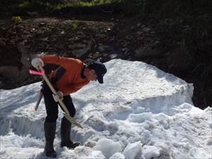 雪渓の危険箇所にステップを切りました。