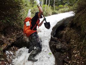 歩道の雪渓割りの様子です。