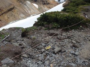 御鉢平展望台方面の歩道崩落箇所にロープを張りました。