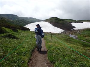 歩道規制のロープを持って現地へ向かいます。