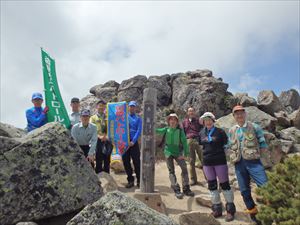 赤岳山頂にてパトロールのメンバーと記念撮影。