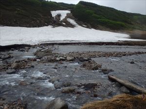 赤石川の徒渉地点の様子です。今年は雪が少なく雪切りしなくても上がれました。