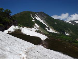 ガレ場手前は歩道が出てきました。