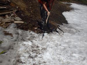 雪渓の端は脆いので注意して下さい。